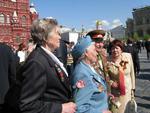 Ветераны принимают поздравления на Красной площади