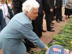 М.Ф.Остапенко возлагает цветы к Вечному Огню в Реутове